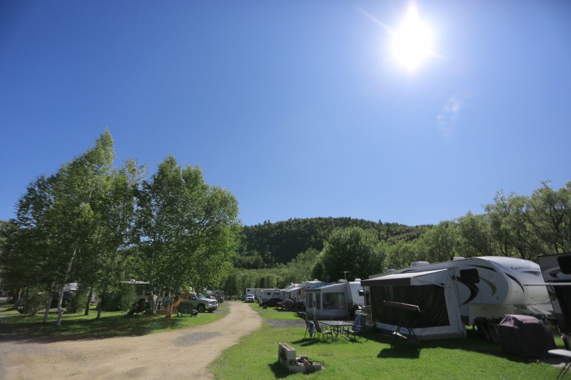 Camping  au bord de la rivière